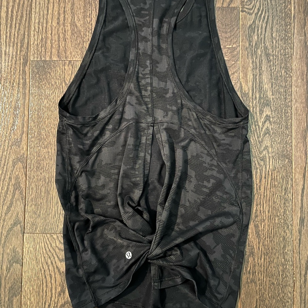 Lululemon Tie back camo print workout top
